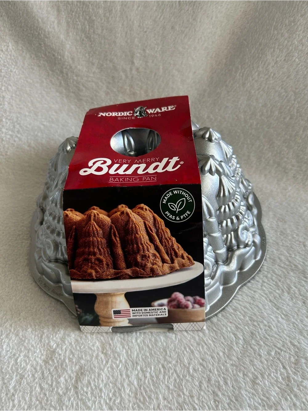 Nordic Ware Christmas Tree Bundt Pan Holiday Baking 10 Cup Very Merry New NIP
